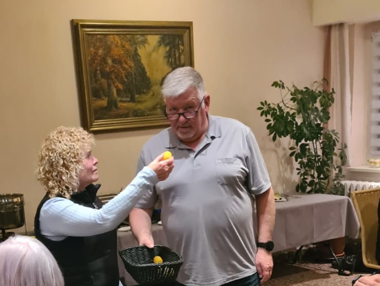 Birgit Friedrich und SFV-Präsident Volker Buhtz bei der Pokalauslosung